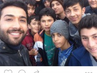 سلفی حسین مهری با تعدادی پسر دوازده، سیزده، چهارده ساله