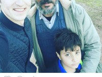 سلفی سردار آزمون با امیر جعفری و پسرش آیین در پشت صحنه فیلم سینمایی جدید امیر خان