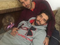 سید محمد موسوی و دوستش در کنار شومینه