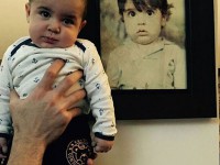 شهرام محمودی پسرش را در کنار عکس کودکی هایش گرفته تا نشان دهد چقدر شبیه خودش است