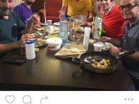 عکسی از پشت صحنه یکی از بفرمایید شام های ایرانی که تعدادش از دستمان در رفته است!