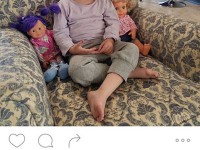 عکس بامزه یاسمین خانم بنفشه خواه، دختر موطلایی بیژن بنفشه خواه در کنار عروسک هایش