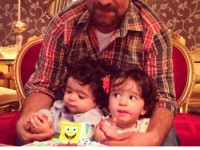 عکس زیبای مجید صالحی در کنار حنا و آروین، دوقلو های نازنینش به مناسبت تبریک شب یلدا