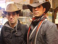 هادی ساعی و برادرش و این عکس یادگاری که با کلاه های وسترنی یک فروشگاه گرفته اند