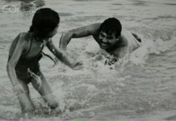 صدام در حال آب بازی با دخترش رغد