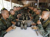 تمرين سخت زنان ارتش هنگام ناهار +تصویر