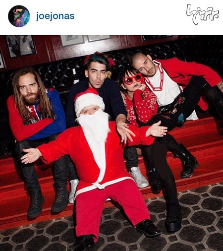 «جو جوناس» همراه با یکی از کوچکترین بابانوئل های دنیا!
