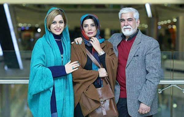 حسین پاکدل، عاطفه رضوی و دخترشان سبا هر چند وقت یکبار به مجتمع کوروش میروند و یک عکاس را مجبور می‌کنند که یک عکس خانوادگی از آنها بگیرد