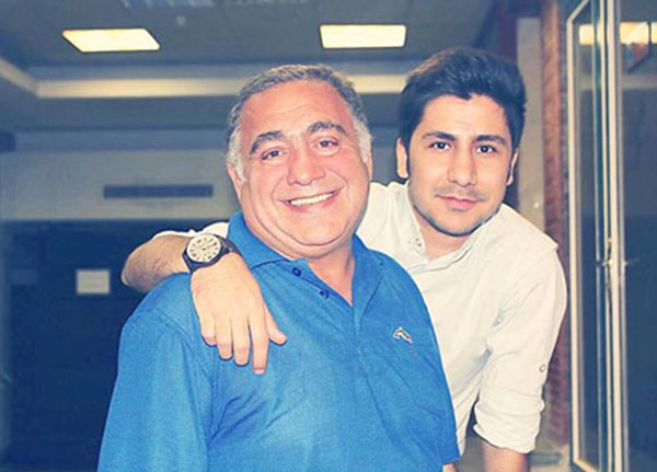 خسرو احمدی و پسر کارگردان و موفقش علی احمدی که به یکی از چهره های موفق تئاتر در سال های اخیر تبدیل شده است