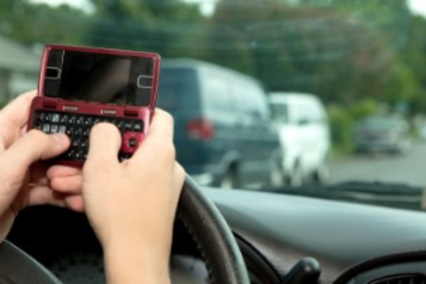 فقط 48 درصد راننده‌ها هنگام خطر دست از تایپ پیامک می‌کشند