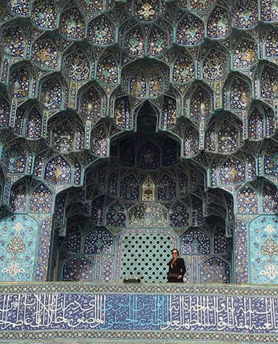 عکاس عزیز داشت از زیبایی های معماریِ یک مسجد در اصفهان عکس می انداخت که ناگهان لیلا اوتادی وارد کادر شد و ...