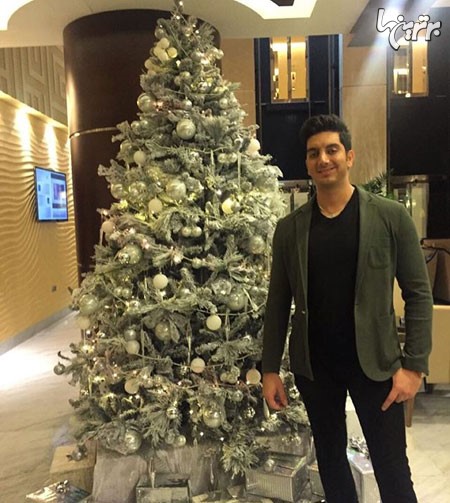 فرزاد فرزین هم در کنار یک درخت کریسمس این عکس را گرفت و این روز را به همه تبریک گفت
