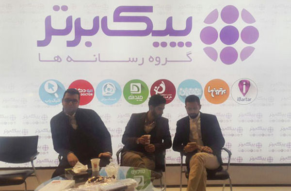 محسن افشانی در جریان بازدیدش از نمایشگاه الکامپ