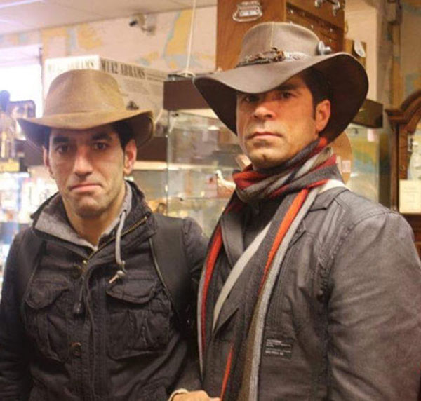 هادی ساعی و برادرش و این عکس یادگاری که با کلاه های وسترنی یک فروشگاه گرفته اند