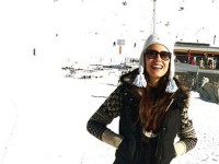 «جانسو دره» هم مثل خیلی های دیگر از ستاره ها با دیدن هوای برفی به سراغ ورزش های زمستانی رفته است