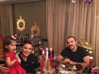 «دمت آکالین» همراه با همسر و دخترش «هیرا» در مراسم شب سال نو