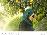 الناز حبیبی در کنار درخت پرتقالی که تابحال چندین عکس دیگر در کنارش گذاشته است