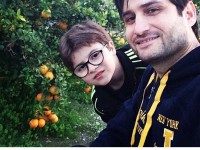 سلفی زیبای پویا امینی و پسرش ایلیا در کنار یک درخت نارنگی در شمال کشور