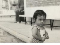 عکسی عالی از اخم بانمکِ آتیلا حجازیِ کوچک که همراه پدرش به اردوی تیم ملی رفته بود