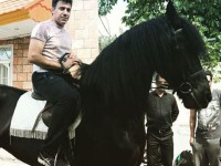 محمد نوازی سوار بر یک اسب زیبا