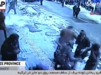فیلم/ لحظه فرو ریختن توده برف از سقف مسجد روی دو عابر در ترکیه