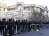 فیلم/ پرتاب مواد آتش‌زا به سوی ساختمان سفارت عربستان سعودی در تهران