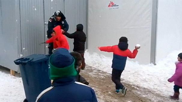 فیلم/ کودکان پناهجو با گلوله های برفی در برابر پلیس صربستان