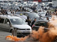 فیلم/ اعتصاب رانندگان تاکسی در فرانسه به خشونت کشیده شد