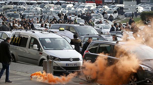 فیلم/ اعتصاب رانندگان تاکسی در فرانسه به خشونت کشیده شد