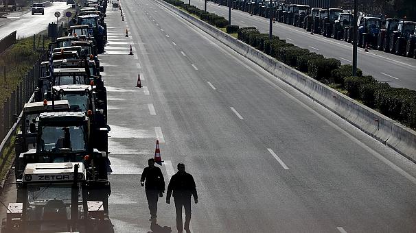 فیلم/ کشاورزان یونانی بزرگراه منتهی به فرودگاه آتن را مسدود کردند