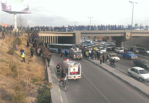 سقوط اتوبوس از پل به اتوبان چمران+عکس