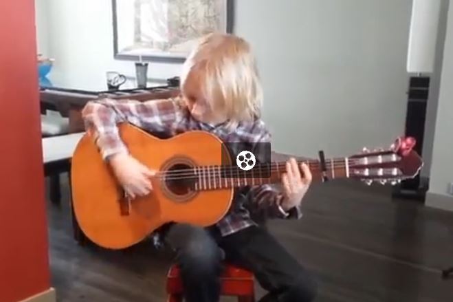 فیلم/ استعداد کودک 8 ساله در نواختن گیتار فلامنکو