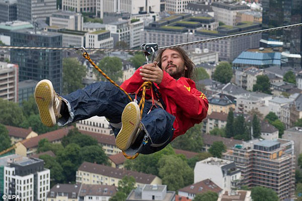 رکوردشکنی مردی که از ارتفاع می‌ترسد/عکس