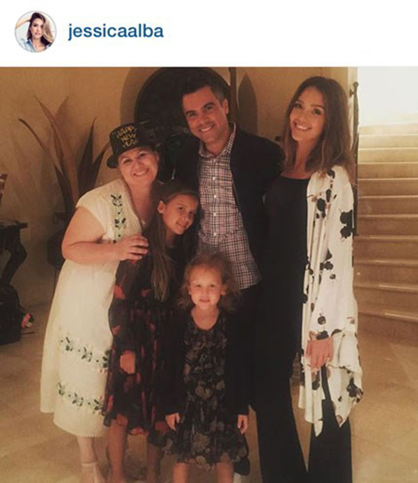 «جسیکا آلبا» بالاخره در روز کریسمس دست از تبلیغات برای برندش برداشته و یکی از عکس های خانوادگی اش را به اشتراک گذاشته است