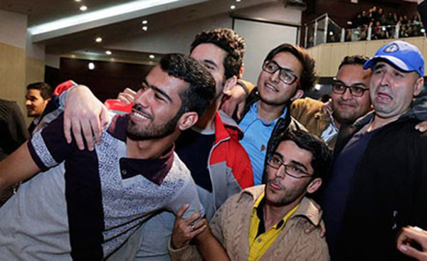 سلفی جوانان مشهدی با علی مسعودی در حاشیه مراسم بزرگداشتِ 9 دی در مشهد