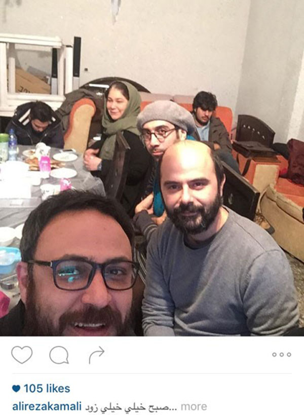 سلفی علیرضا کریمی در کنار علی مصفا و سایر همکاران، در حال صرف صبحانه در پشت صحنه کار جدیدشان