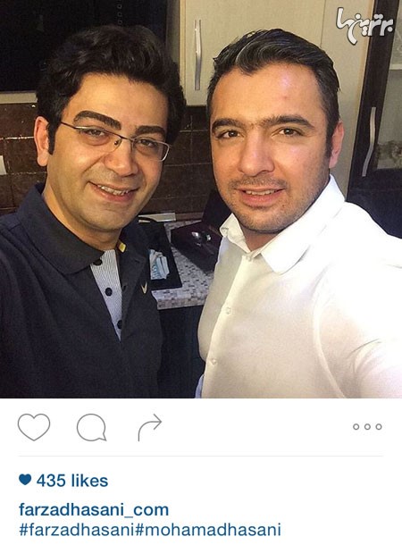 سلفی فرزاد حسنی در کنار برادرش محمد حسنی در آشپزخانه‌ی منزل پدری