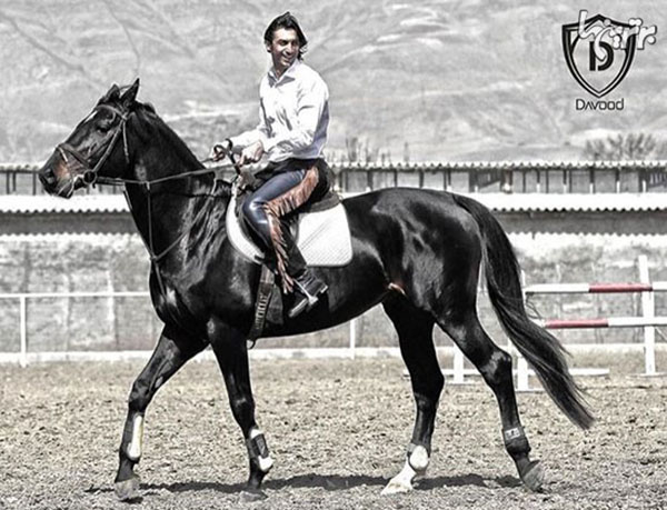 سید مهدی رحمتی در حال اسب سواری با شلواری که از دوست خوبش لوک خوش شانس قرض گرفته است