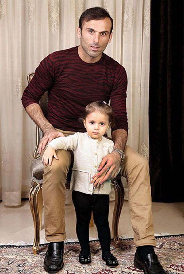 سیدجلال حسینی، سیم خاردار خط دفاعی تیم ملی فوتبال کشورمان در کنار دختر نازننینش نورا خانم