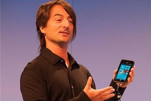 گوشی هوشمند شرکت رقیب در دست مدیر ارشد مایکروسافت