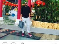 حامد حدادی در حال گشت و گذار در خیابان های چین که به مناسبت سال جدیدشان آذین بندی شده است