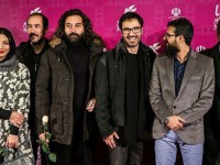 حدیث میرامینی و محمدرضا فروتن در کنار سایر همکاران فیلم «عادت نمی‌کنم» در حاشیه مراسم افتتاحیه