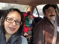 سلفی جالب بهادر مالکی خالق شخصیت «فامیل دور» در کنار همسر و فرزندش در ترافیک