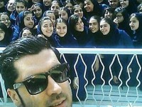 سلفی شهرام محمودی با تعدادی دخترِ دبیرستانی