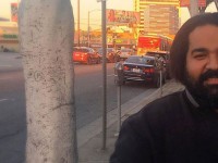 سلفی پنجاه و دو درصدیِ رضا صادقی با یکی از خیابان های لوس آنجلس