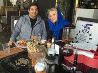 شهرام جزایری و هسمر جان در یک کافه در غرب تهران