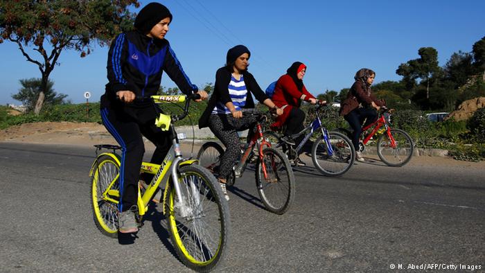 چهار زنی که با دوچرخه‌سواری به جنگ سنت‌ها در غزه رفته‌اند + عکس