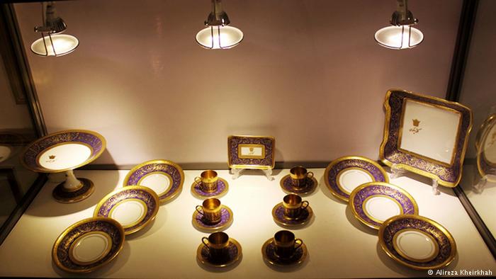 نگاهی به ظرف‌ها و لبا‌س‌های سلطنتی کاخ سعدآباد
