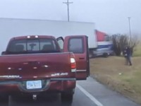 فیلم/ زیر گرفتن پلیس آمریکا با کامیون