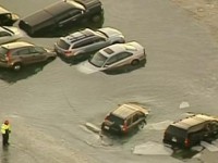 فیلم/ دریاچه یخ زده در ویسکانسین آمریکا خودروها را بلعید